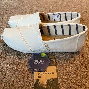 NWT TOMS WHITE CANVAS SLIP ON SHOES